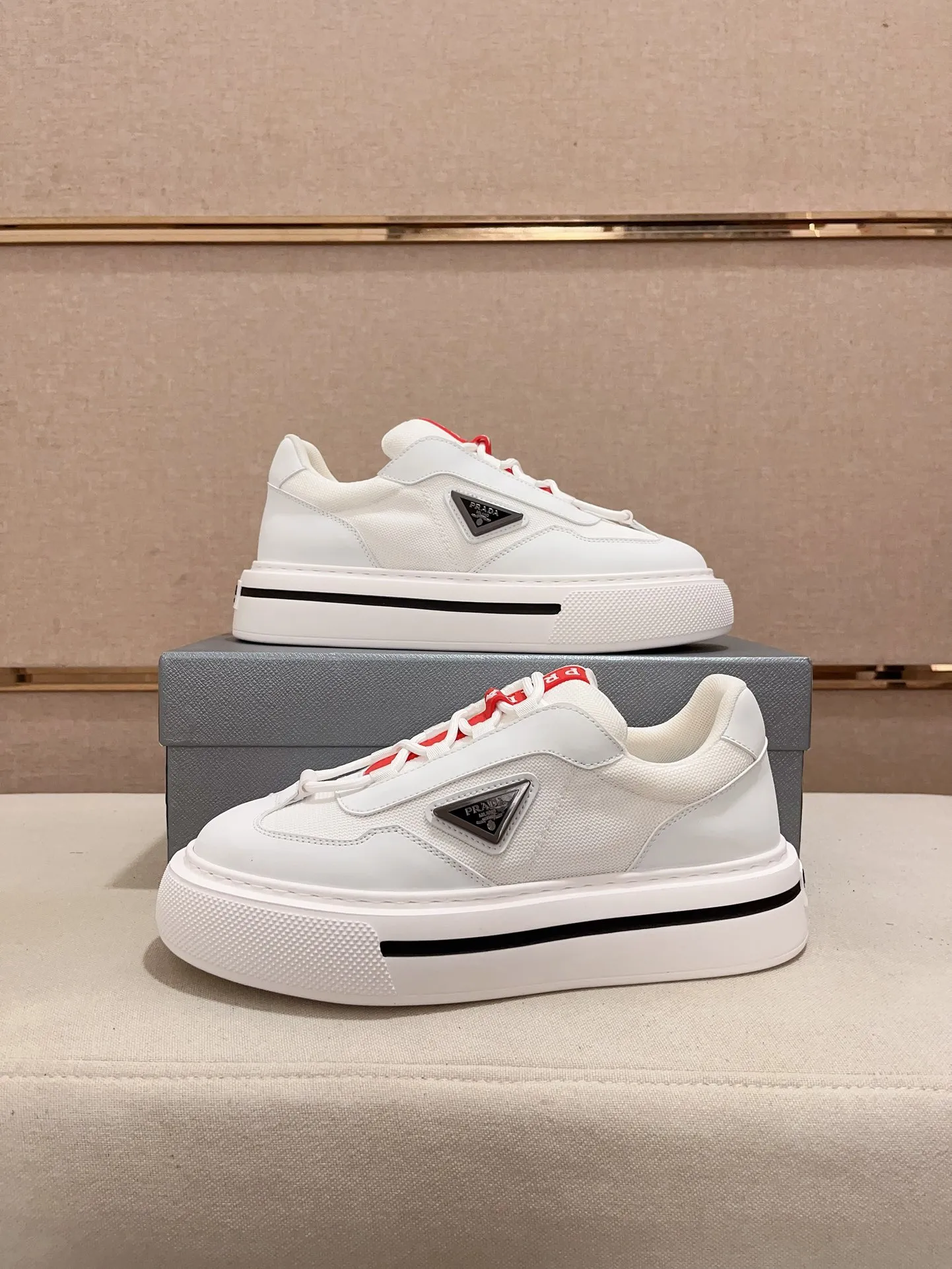 Men's shoes 💰 580💰 ✔️✔️✔️High-quality new PRADA counters are launched at the same time. The new men's shoes and 😘fabrics are selected from first-layer cowhide and are made by pure handicrafts. Lining: Full cowhide lining. 👍🏿 High-end ☄️ air-cushion molded anti-slip rubber outsole, exquisite lines, simple and elegant, comfortable and high-end for leisure travel. Code number: 38 to 44